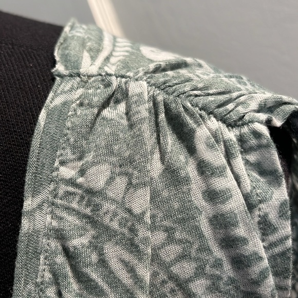 green top - Picture 2 of 6